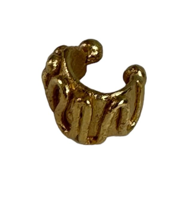 Close-up image of an earcuff in gold. It's set against a white background. The purpose of this image is to highlight the earcuff by Pajarolimon Jewelry.