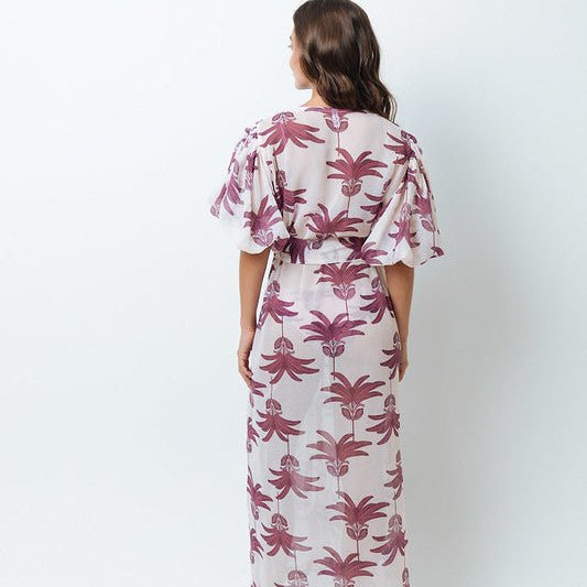 Image of the back of a woman standing on a white background. She's wearing a pink and white kimono. The purpose of this image is to highlight the mar de lua clothing.