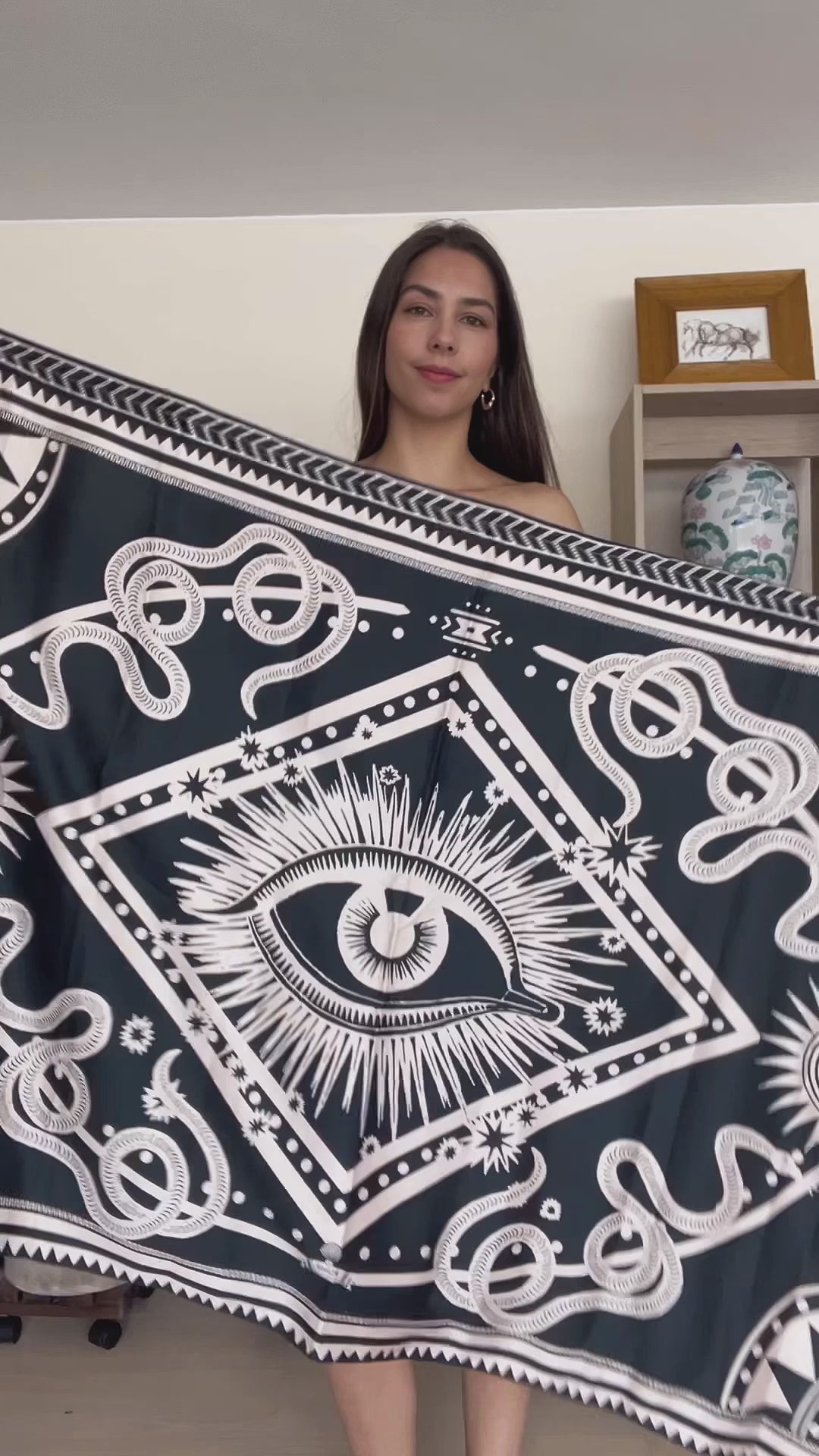 Video showing how to style the Sari Nazar in Black. 